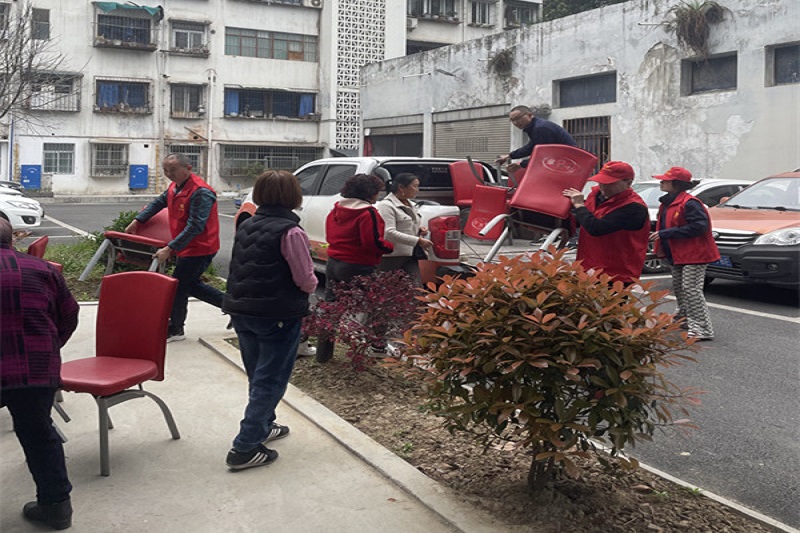 我为群众办实事||党建引领送温暖，，，，，，爱心座椅进社区
